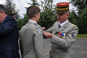 Remise de brevet par le Général de Division Danès, COMRENS et 82e Mestre de camp