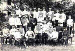 Les officiers du 2e Régiment de Hussards à Senlis en 1904